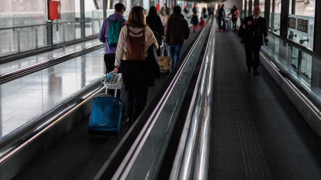 Aena avisa: no es posible pagar con tarjeta en el aeropuerto de Barajas