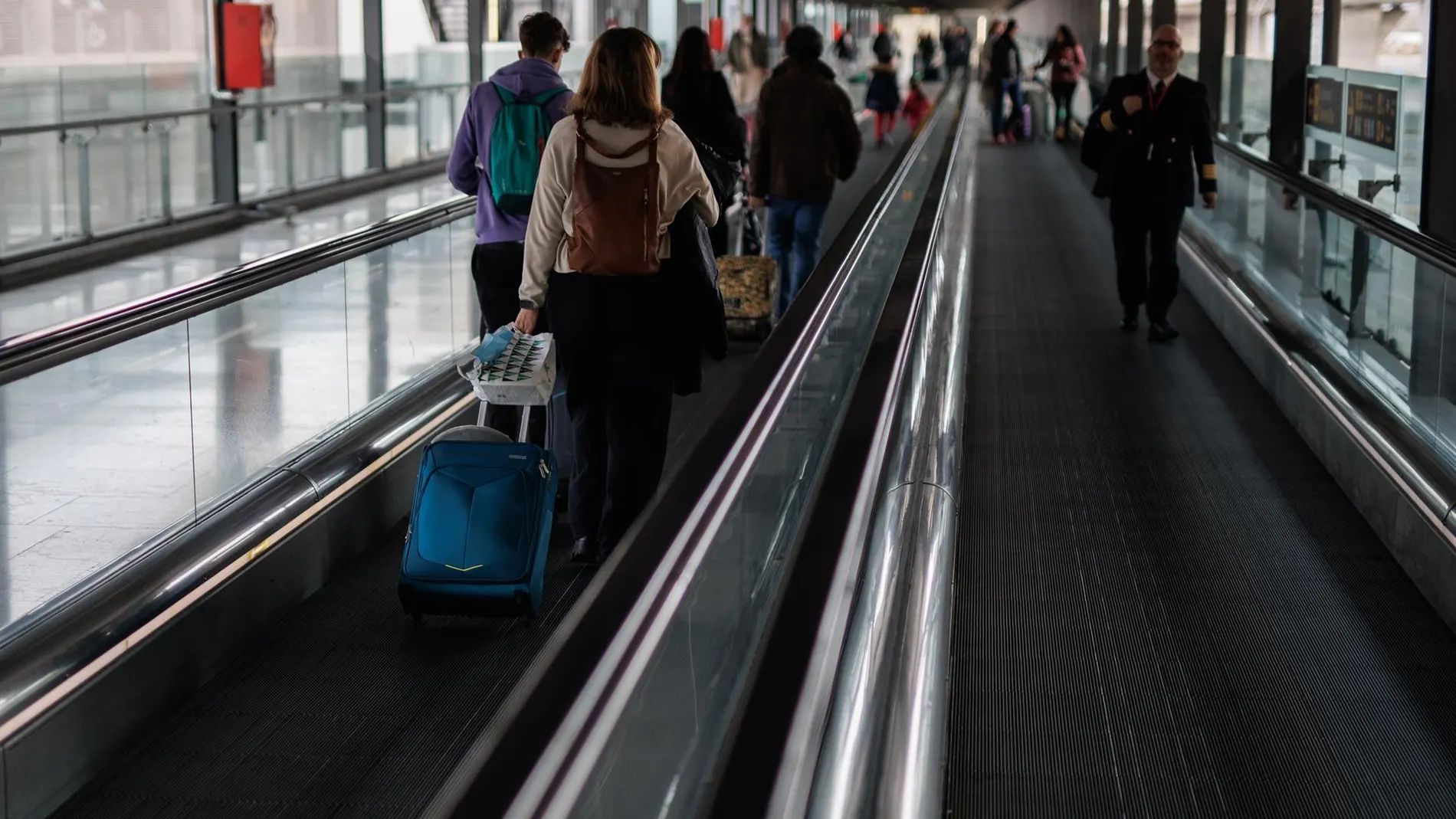 Aena avisa que no es posible pagar con tarjeta en los aparcamientos de los aeropuertos por fallo en Amazon Web Services
