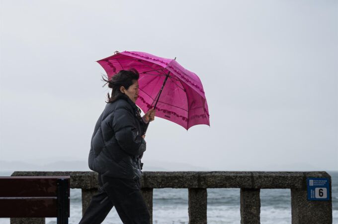 La Península está hoy bajo la influencia de una circulación atlántica, con Galicia en alerta por lluvias y oleaje