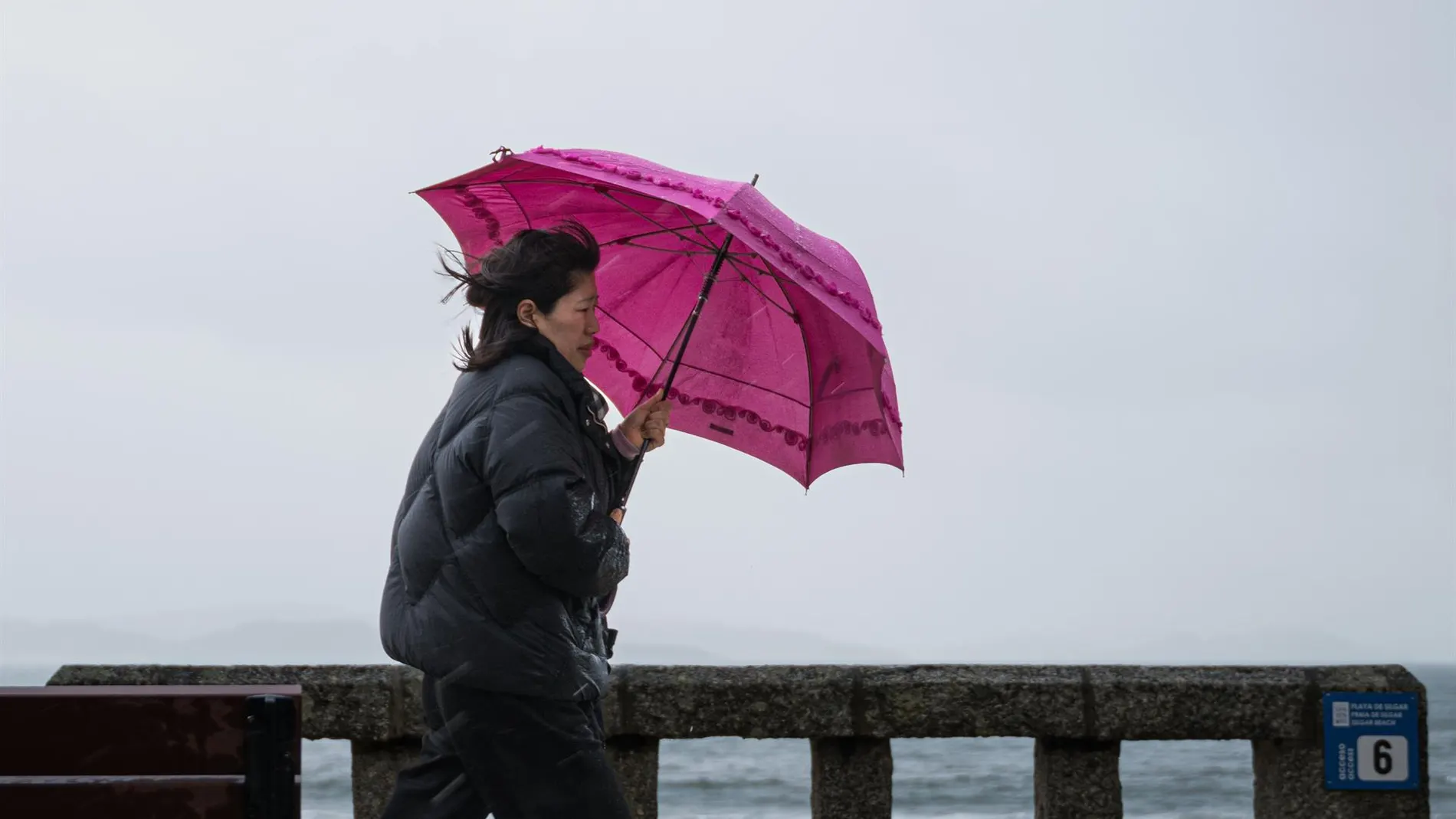 La Península está hoy bajo la influencia de una circulación atlántica, con Galicia en alerta por lluvias y oleaje