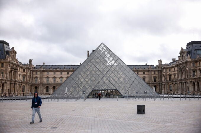 Louvre museum remains closed after robbery in Paris Louvre museum remains closed after robbery in Paris