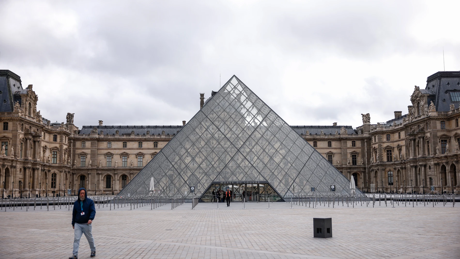 Paris (France), 20/10/2025.- An exterior view of the Louvre Museum a day after a robbery in Paris, France, 20 October 2025. The Louvre Museum was targeted in a robbery by several criminals who smashed windows to steal eight priceless royal pieces of jewelry on 19 October. The Louvre remains closed for a second day running. French Culture Minister Rachida Dati called it 'an attack on France’s cultural heritage.' (Francia) EFE/EPA/YOAN VALAT