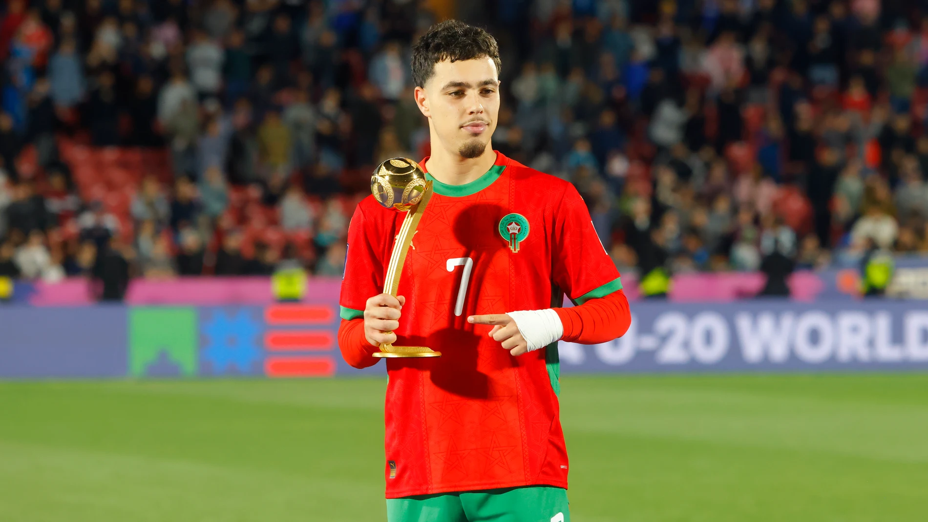 AMDEP7197. SANTIAGO (CHILE), 19/10/2025.- Othmane Maamma de Marruecos sostiene el trofeo de Oro como mejor jugador del mundial este domingo, en la final de la Copa del Mundo Sub-20 entre Argentina y Marruecos en el estadio Nacional Julio Martínez Prádanos en Santiago (Chile). EFE/ Esteban Garay