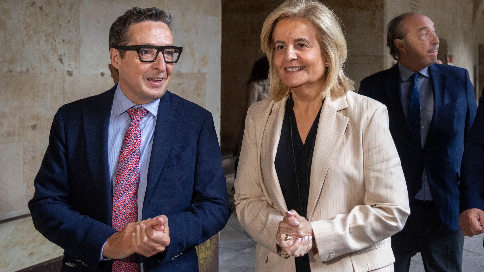 Fátima Báñez junto con el rector de la Universidad de Salamanca