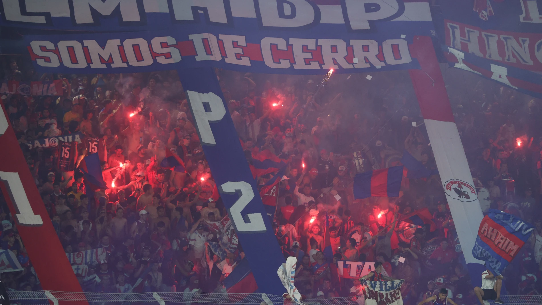 AMDEP7001. ASUNCIÓN (PARAGUAY), 19/10/2025.- Aficionados de Cerro reaccionan este domingo, en un partido de la Primera División entre Cerro Porteño y Club Olimpia en el estadio Nueva Olla, en Asunción (Paraguay). EFE/ Juan Pablo Pino