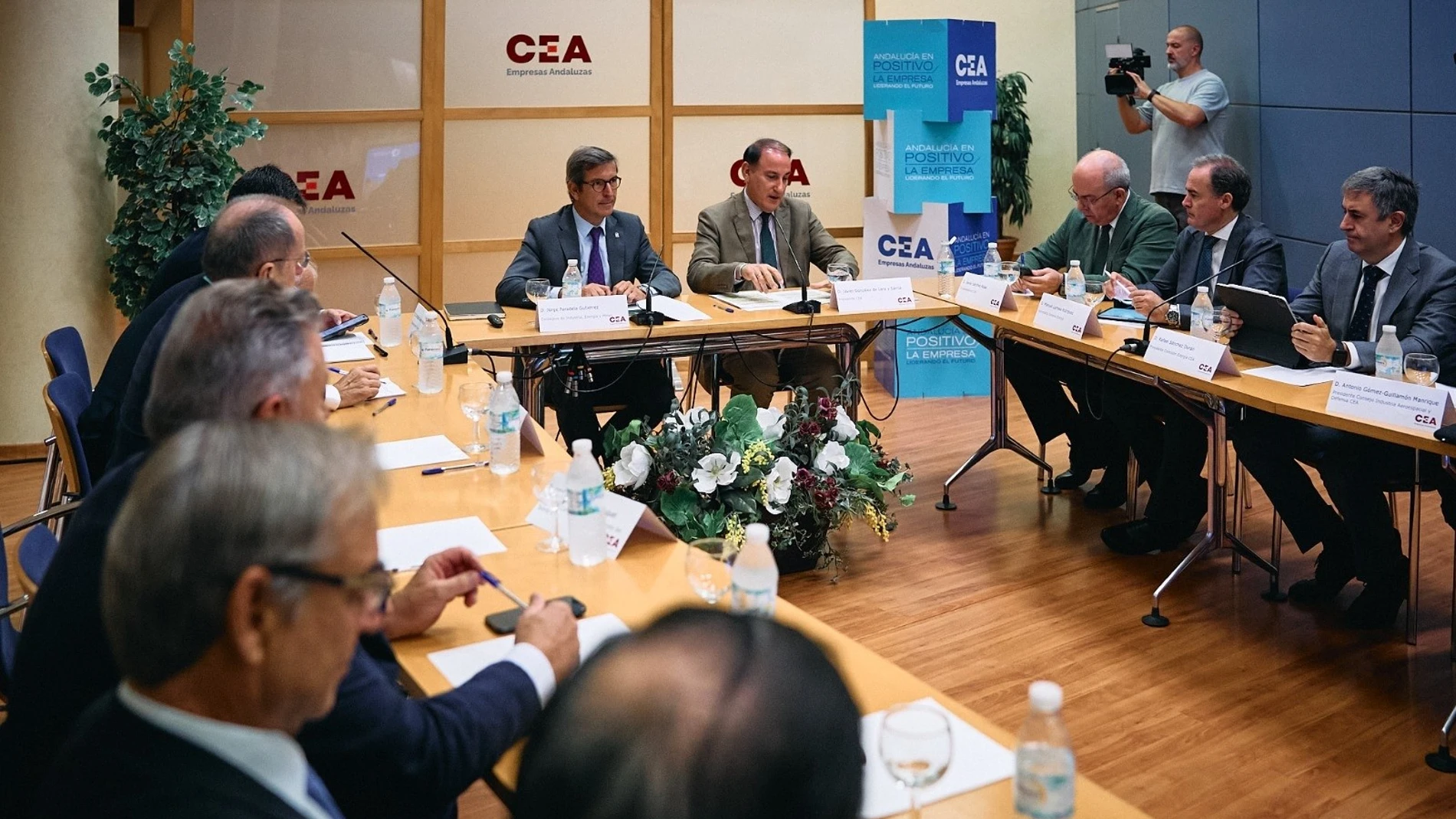 El consejero de Industria, Energía y Minas de la Junta de Andalucía, Jorge Paradela, mantiene un encuentro de trabajo con los miembros de los Consejos de Industria y de Medio Ambiente y la CEA.REMITIDA / HANDOUT por Junta de AndalucíaFotografía remitida a medios de comunicación exclusivamente para ilustrar la noticia a la que hace referencia la imagen, y citando la procedencia de la imagen en la firma20/10/2025
