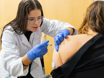 Andalucía comienza a vacunar frente a la gripe y el covid a mayores de 70 años y a las personas con patologías crónicas Vacunación contra la gripe en Andalucía.REMITIDA / HANDOUT por JUNTA DE ANDALUCIAFotografía remitida a medios de comunicación exclusivamente para ilustrar la noticia a la que hace referencia la imagen, y citando la procedencia de la imagen en la firma20/10/2025