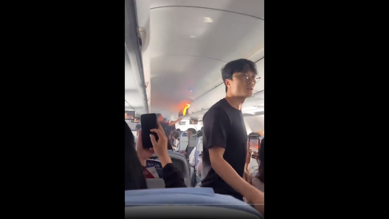 El motivo por el que no puedes llevar baterías portátiles en la bodega de un avión, en vídeo: una powerbank sale ardiendo en mitad de un vuelo