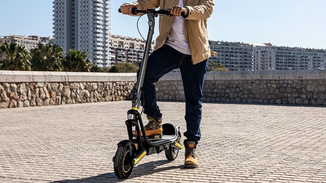 Este patinete eléctrico todoterreno con motor de 800 W y 50 km de autonomía está tan barato que cuesta creerlo