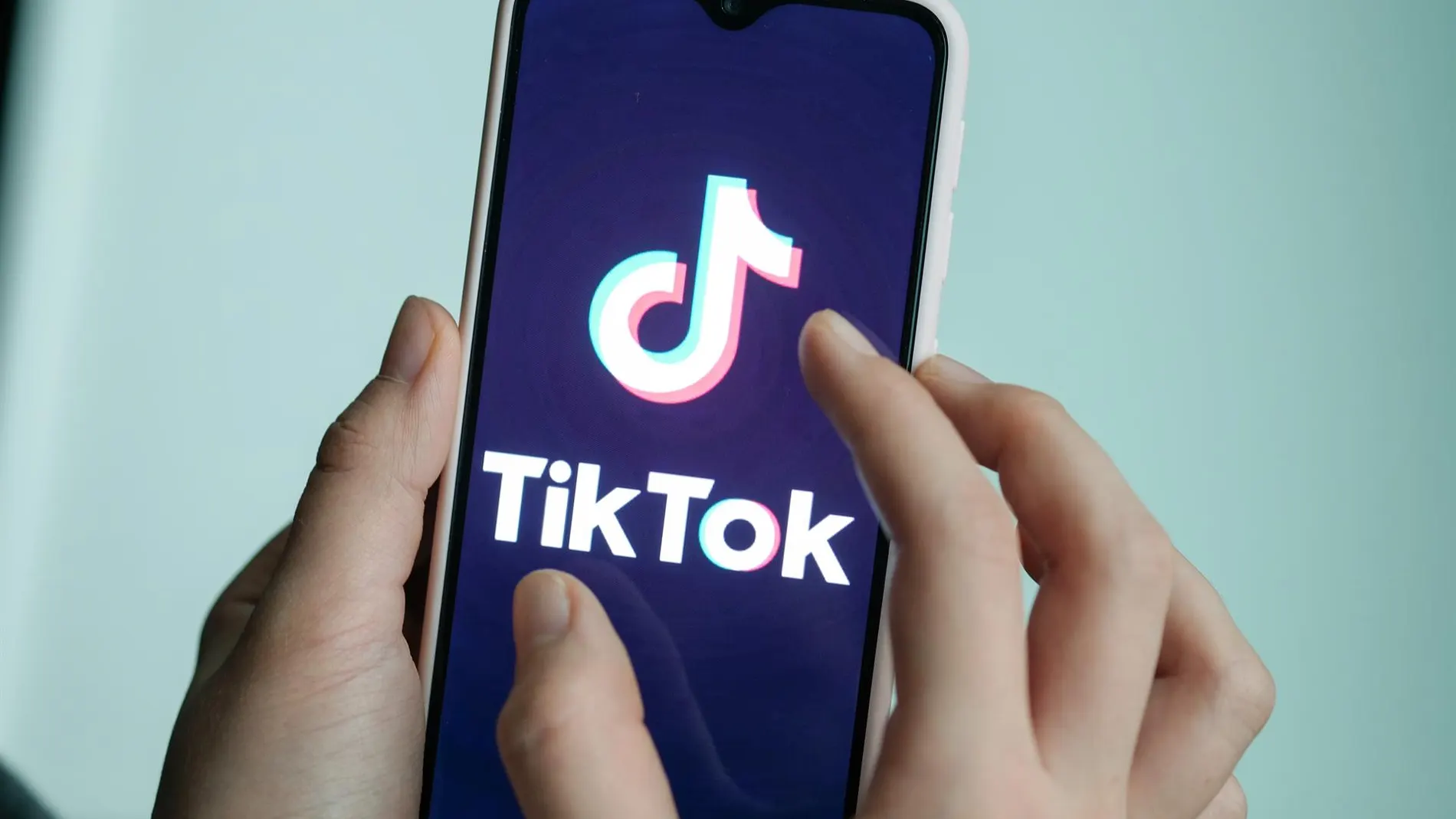 Ciberdelincuentes utilizan vídeos de TikTok para difundir ataques ClickFix y robar información de los usuarios