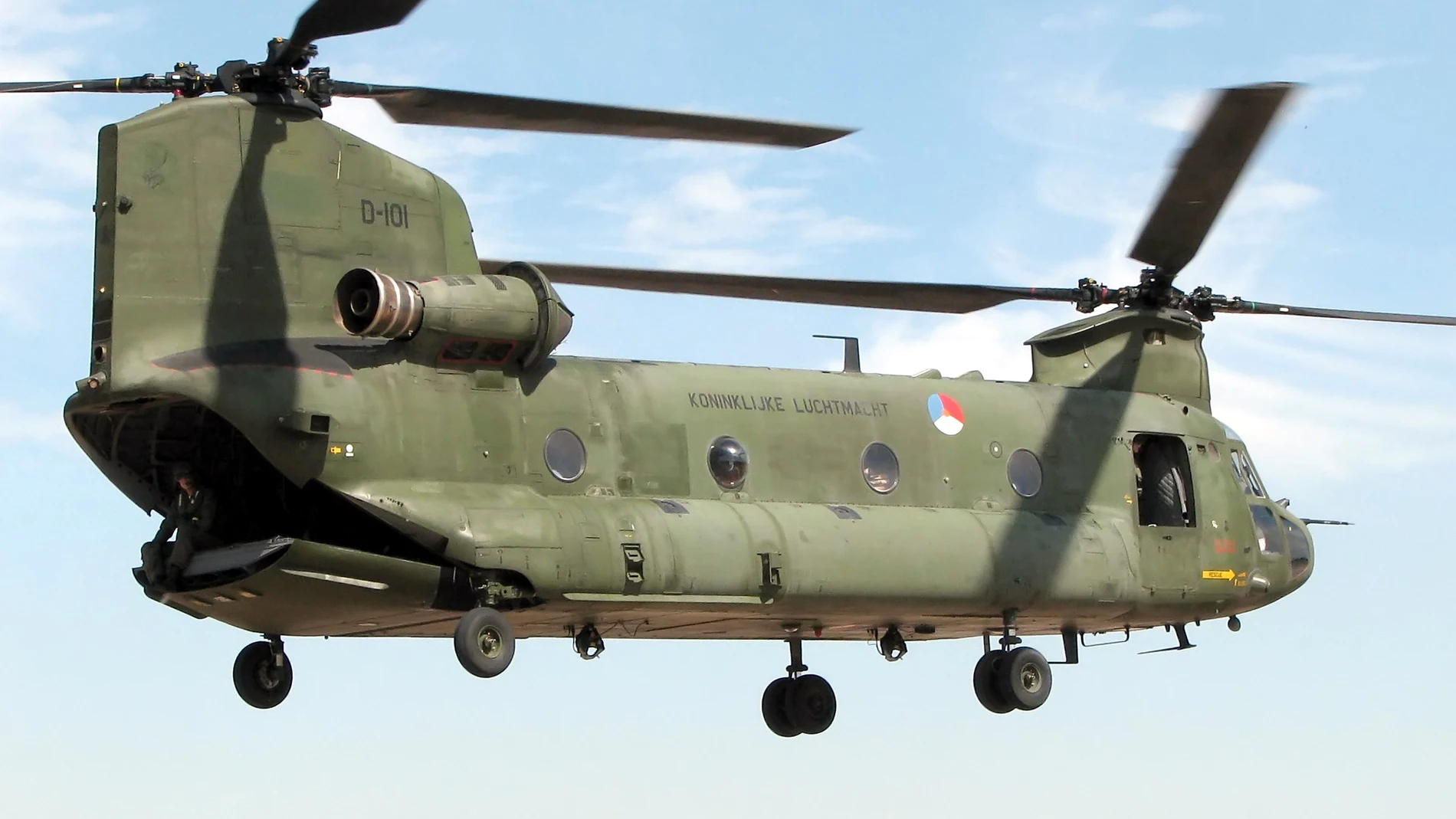 Helicóptero de gran tamaño durante unos ejercicios de vuelo en unas maniobras militares