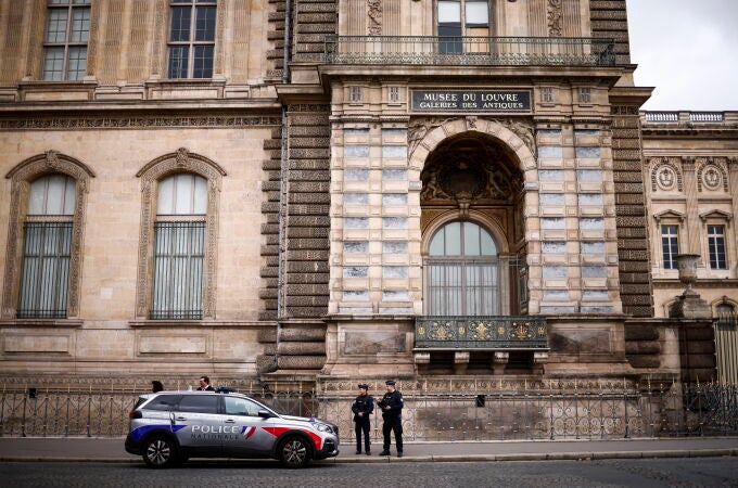 Louvre museum remains closed after robbery in Paris Louvre museum remains closed after robbery in Paris