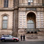 Louvre museum remains closed after robbery in Paris