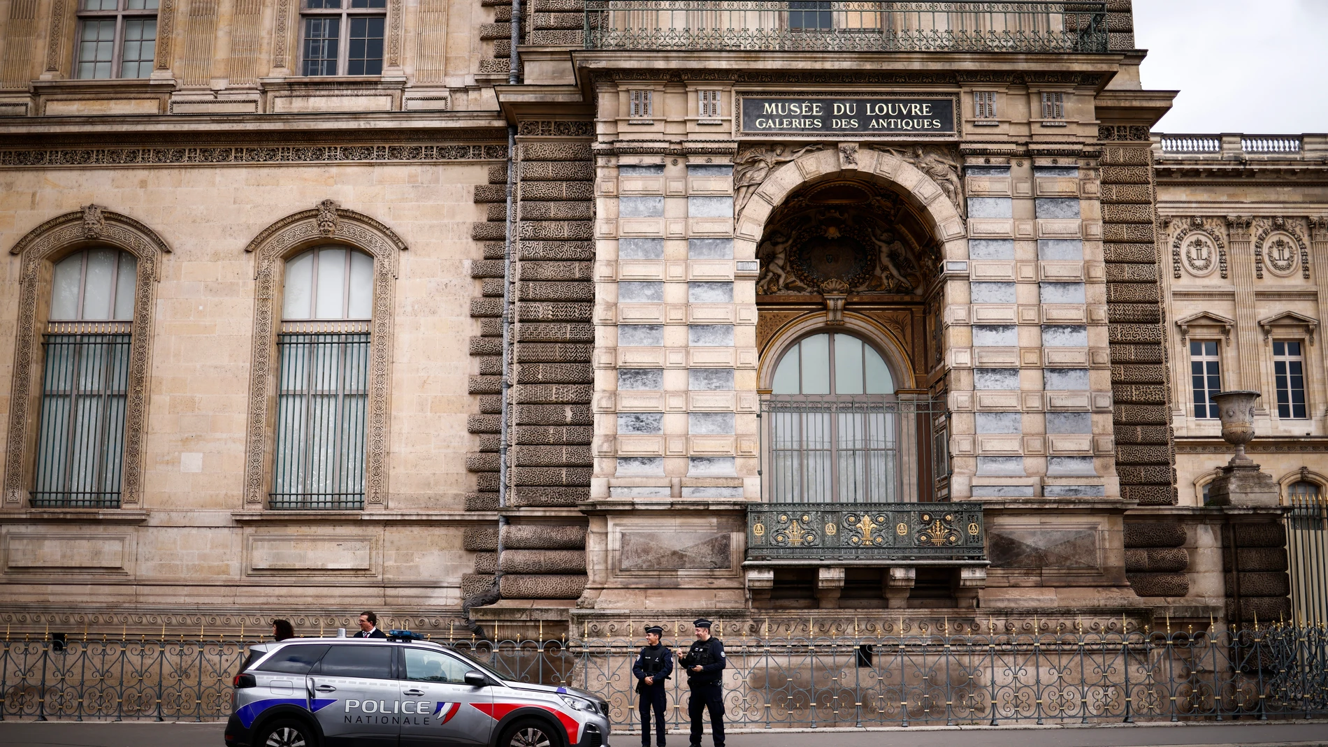 Paris (France), 20/10/2025.- French police members stand by a broken window a day after a robbery at the Louvre Museum in Paris, France, 20 October 2025. The Louvre Museum was targeted in a robbery by several criminals who smashed windows to steal eight priceless royal pieces of jewelry on 19 October. The Louvre remains closed for a second day running. French Culture Minister Rachida Dati called it 'an attack on France’s cultural heritage.' (Francia) EFE/EPA/YOAN VALAT