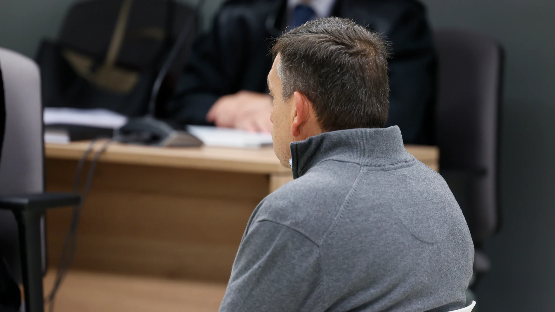El hombre acusado de matar a su mujer durante la primera jornada del juicio, en la Audiencia Provincial de Logroño, a 20 de octubre de 2025, en Logroño, La Rioja (España). A.E.M se enfrenta a cargos por un presunto delito de asesinato con alevosía de su esposa, M.M.H, el 11 de octubre de 2020 en el barrio Parque de Los Lirios de Logroño.20 OCTUBRE 2025JPEG / Europa Press20/10/2025