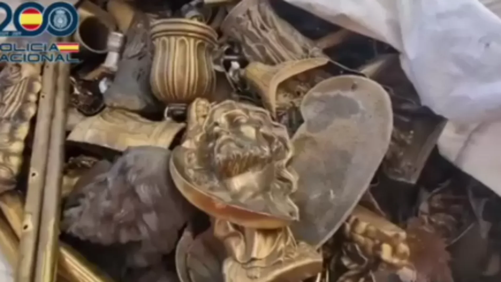 Objetos decorativos de lápidas sustraídos
