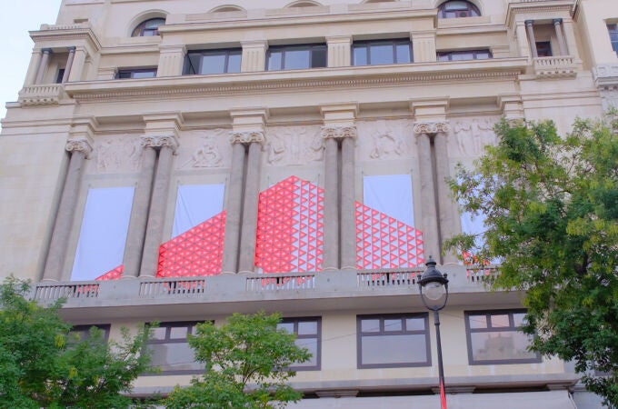 Allianz convierte el fin del triángulo de señalización vial en una obra de arte  Allianz convierte el fin del triángulo de señalización vial en una obra de arte