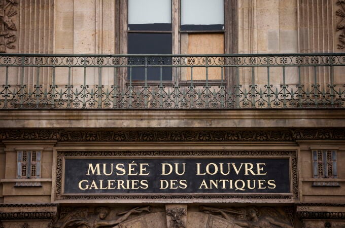 Louvre museum remains closed after robbery in Paris Louvre museum remains closed after robbery in Paris