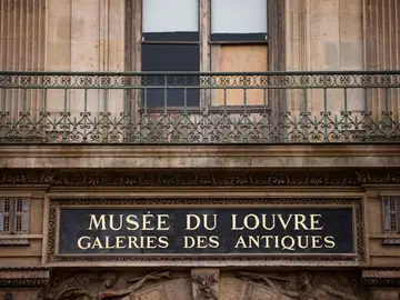 Louvre museum remains closed after robbery in Paris Paris (France), 20/10/2025.- An exterior view of the broken window a day after a robbery at the Louvre Museum in Paris, France, 20 October 2025. The Louvre Museum was targeted in a robbery by several criminals who smashed windows to steal eight priceless royal pieces of jewelry on 19 October. The Louvre remains closed for a second day running. French Culture Minister Rachida Dati called it 'an attack on France’s cultural heritage.' (Francia) EFE/EPA/YOAN VALAT