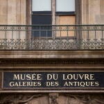 Louvre museum remains closed after robbery in Paris