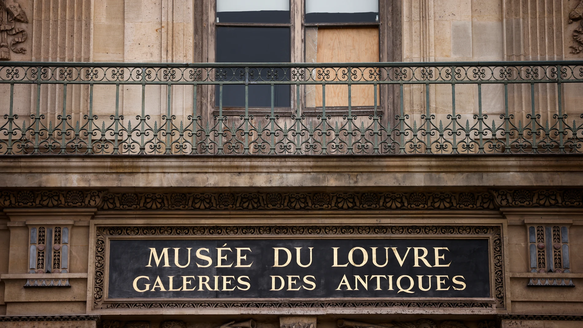 Paris (France), 20/10/2025.- An exterior view of the broken window a day after a robbery at the Louvre Museum in Paris, France, 20 October 2025. The Louvre Museum was targeted in a robbery by several criminals who smashed windows to steal eight priceless royal pieces of jewelry on 19 October. The Louvre remains closed for a second day running. French Culture Minister Rachida Dati called it 'an attack on France’s cultural heritage.' (Francia) EFE/EPA/YOAN VALAT