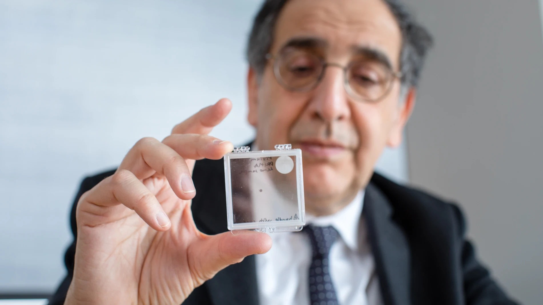 José-Alain Sahel, M.D sujetando el implante PRIMA