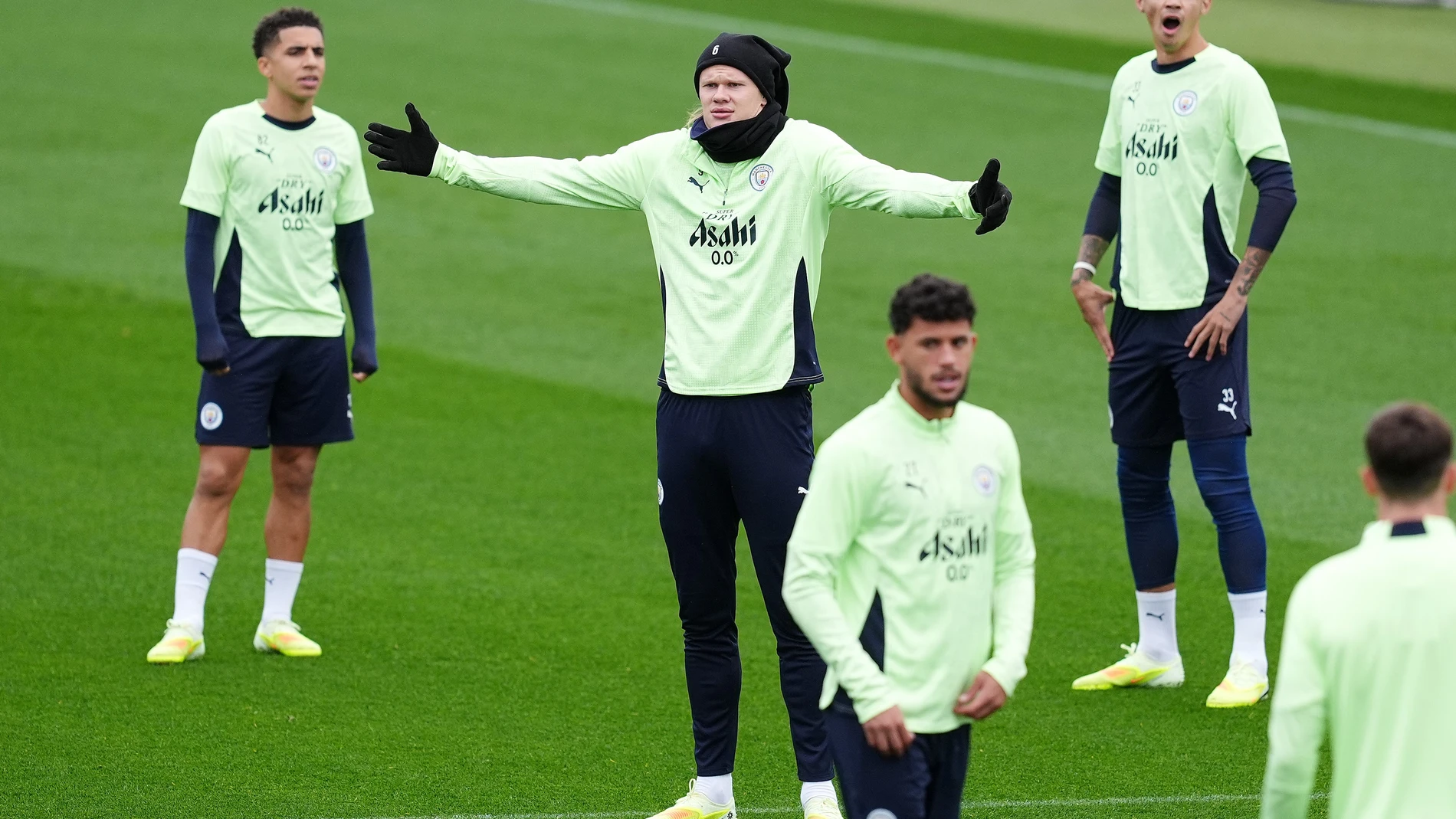 20 October 2025, United Kingdom, Manchester: Manchester City's Erling Haaland (C) reacts during a training session at the City Football Academy ahead of the UEFA Champions League soccer match against Villarreal CF on Tuesday. Photo: Martin Rickett/PA Wire/dpa20/10/2025 ONLY FOR USE IN SPAIN