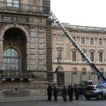 Macron rechaza el robo de joyas en el Louvre y promete su recuperación