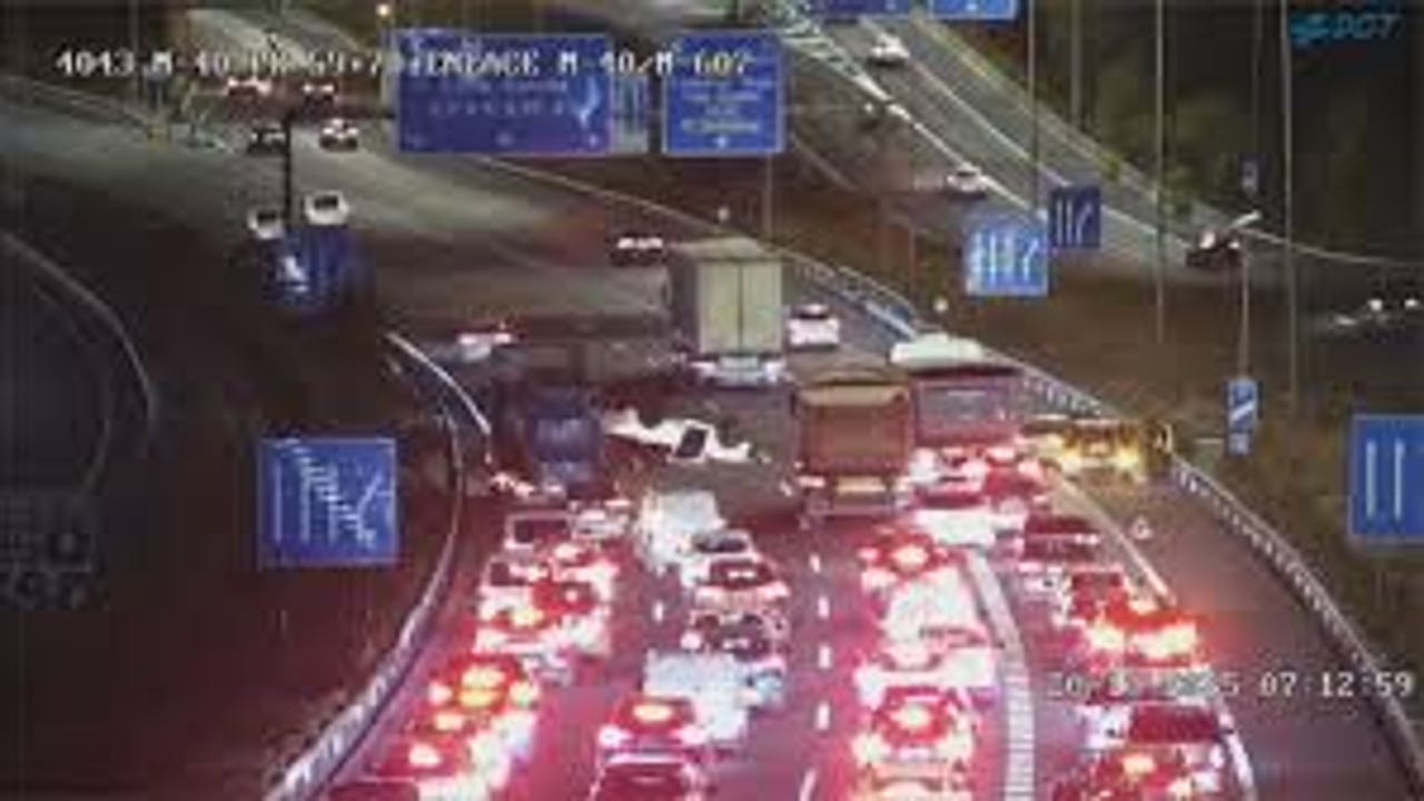 Cortada la M-40 en dirección a la M-607, en Las Tablas, por el vuelco de un coche