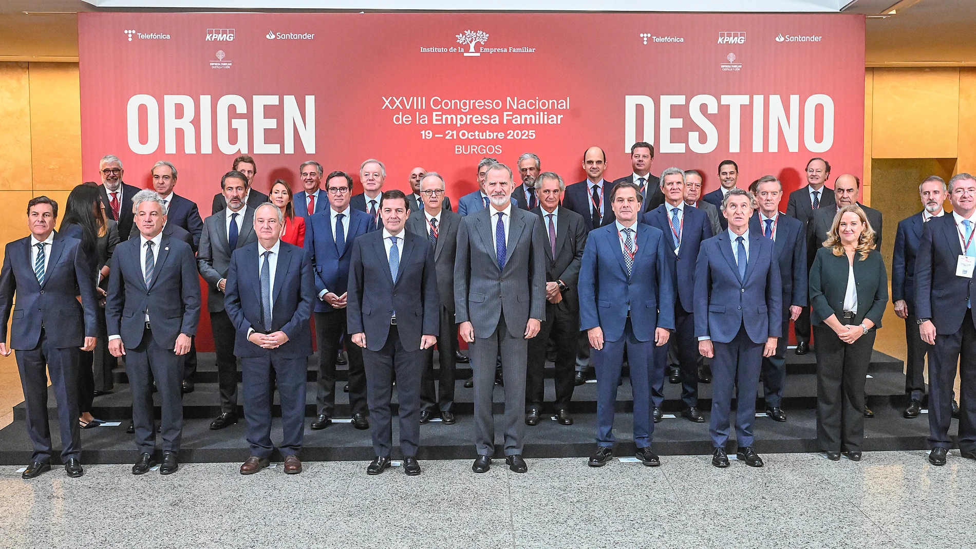 Foto de familia de Felipe VI, Mañueco y Feijóo durante la inauguración del Congreso Nacional de Empresa Familia
