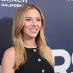 Scarlett Johansson con piel radiante.