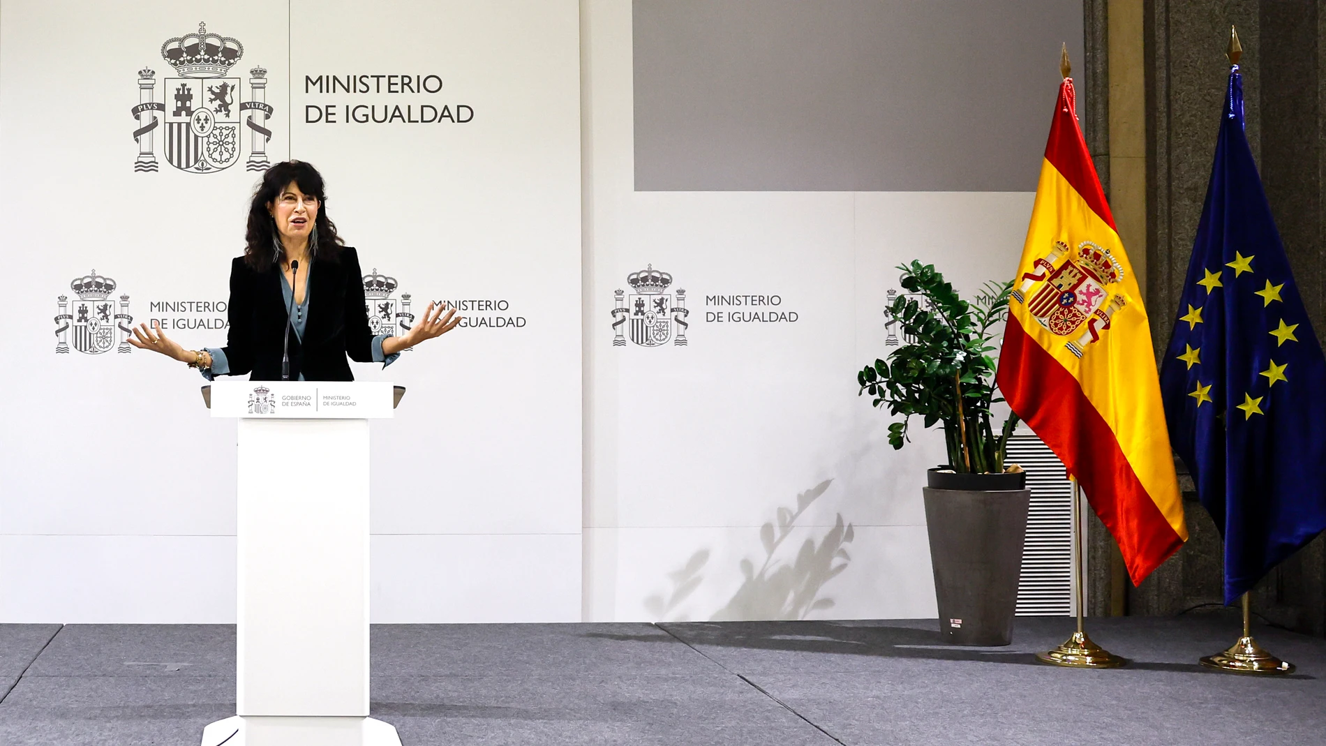 MADRID, 20/10/2025.- La ministra de Igualdad, Ana Redondo, durante la presentación de la campaña institucional 'Porno, por no hablar' para sensibilizar sobre el elevado consumo de pornografía, especialmente entre los adolescentes, y sus consecuencias, este lunes en Madrid.-EFE/ Sergio Pérez