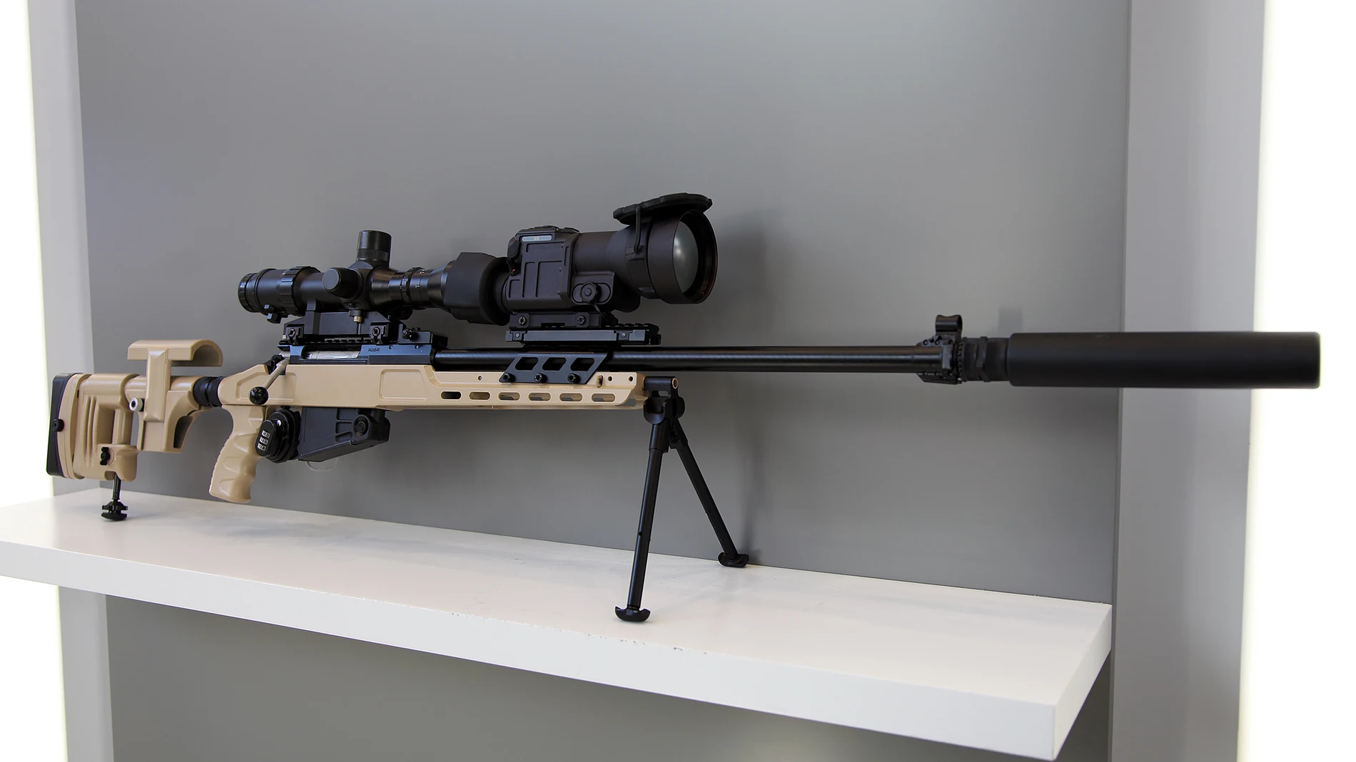 Rifle de tirador selecto de color crema y negro con un sistema de cerrojo y cargador extraíble