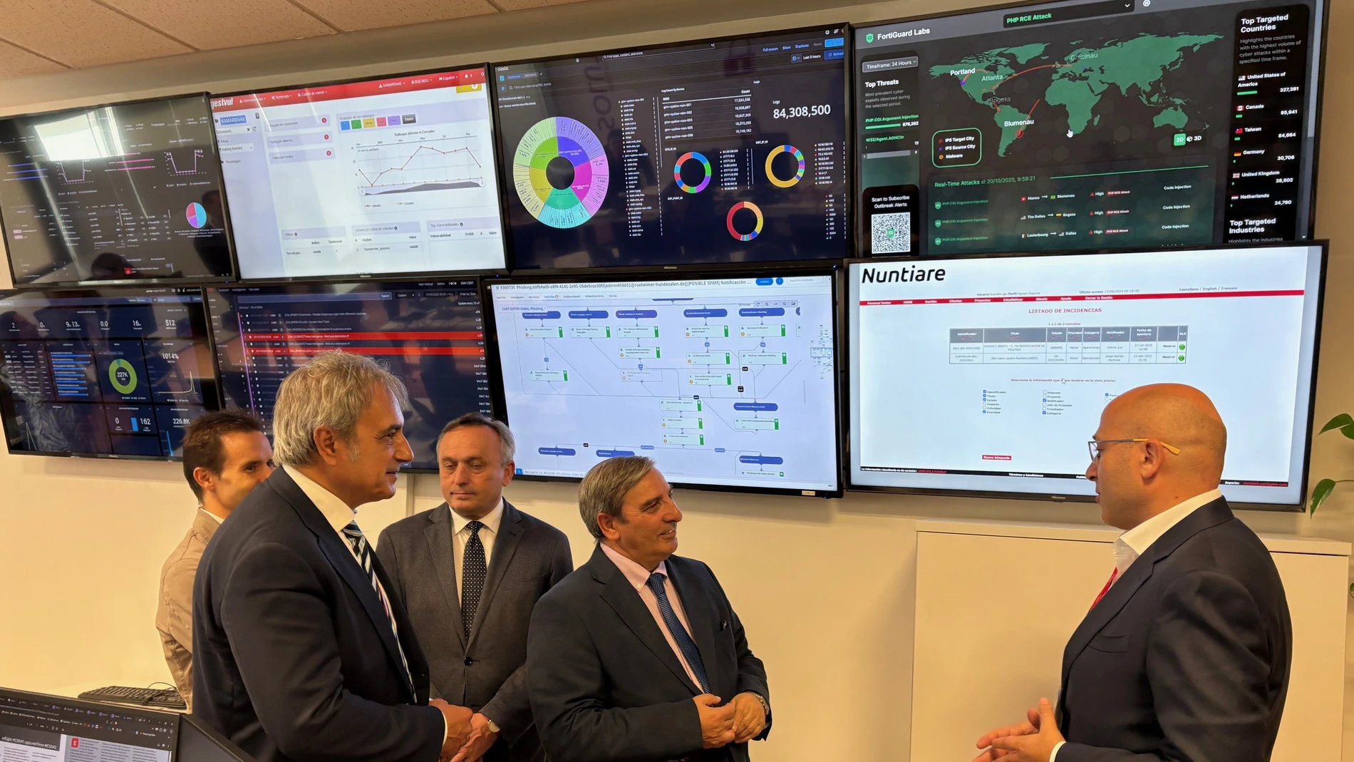 El consejero de Movilidad y Transformación Digital, José Luis Sanz Merino, ha visitado hoy las instalaciones del SOC en el Parque Tecnológico de Boecillo (Valladolid)