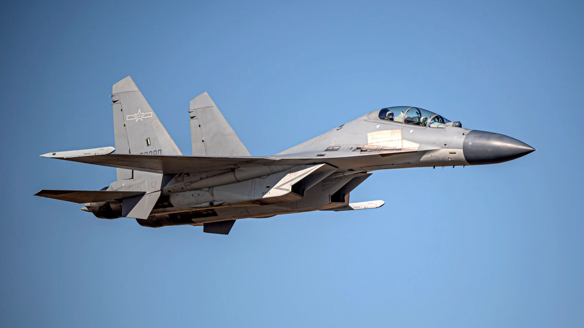 Avión de combate en vuelo durante unos ejercicios militares