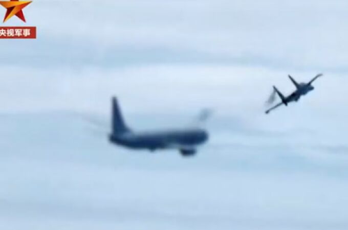 Un video con la marca de agua del canal de asuntos militares de CCTV parece mostrar un caza J-16 del Ejército Popular de Liberación interceptando un avión de vigilancia australiano P-8 Poseidon