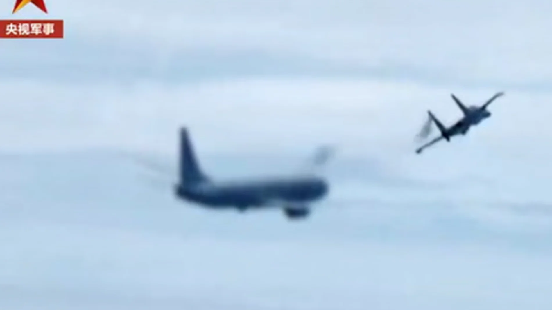 Un video con la marca de agua del canal de asuntos militares de CCTV parece mostrar un caza J-16 del Ejército Popular de Liberación interceptando un avión de vigilancia australiano P-8 Poseidon