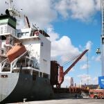 Sucesos.- Bomberos de Cartagena apagan dos incendios en un buque de mercancías y un piso