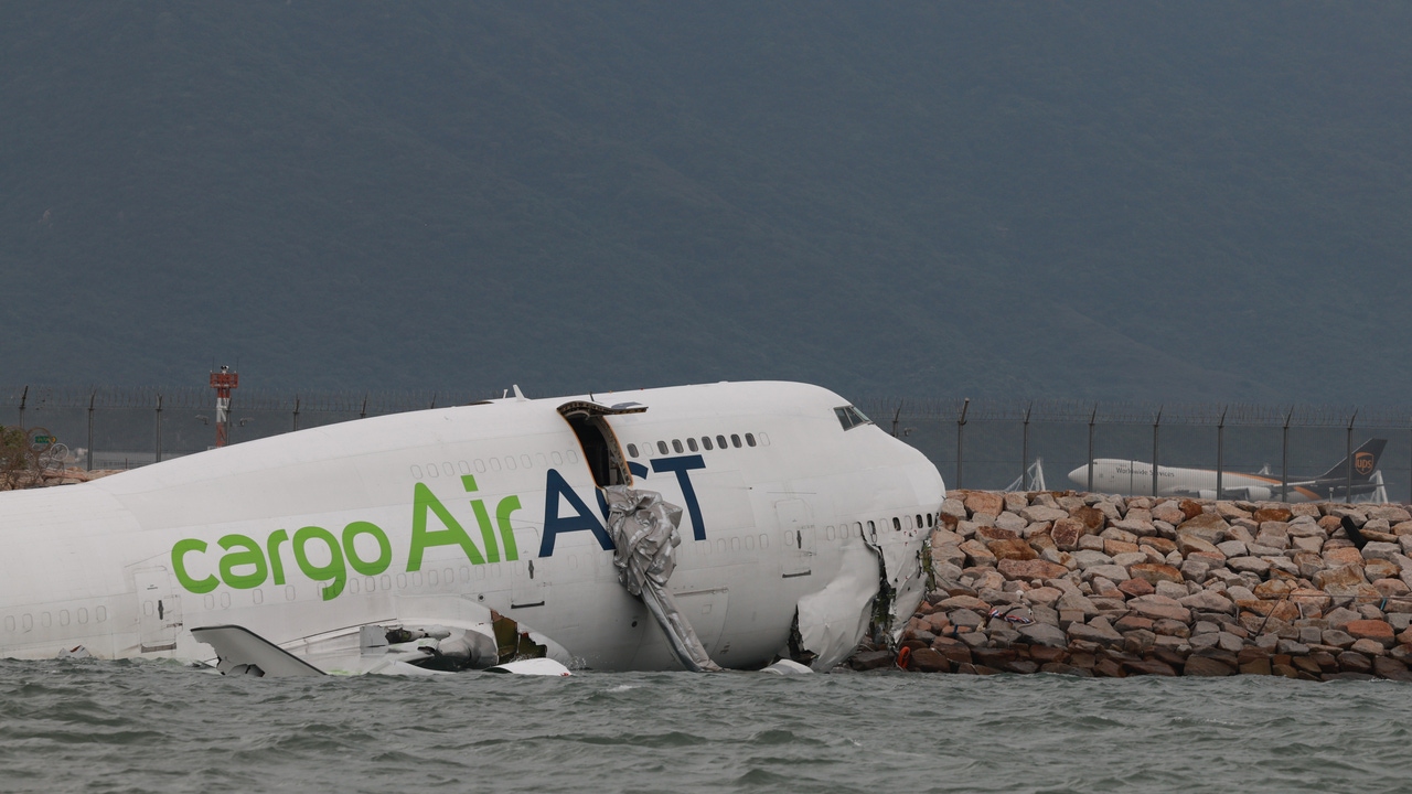 Mueren dos empleados del aeropuerto de Hong Kong tras chocar un avión contra su vehículo antes de caer al mar