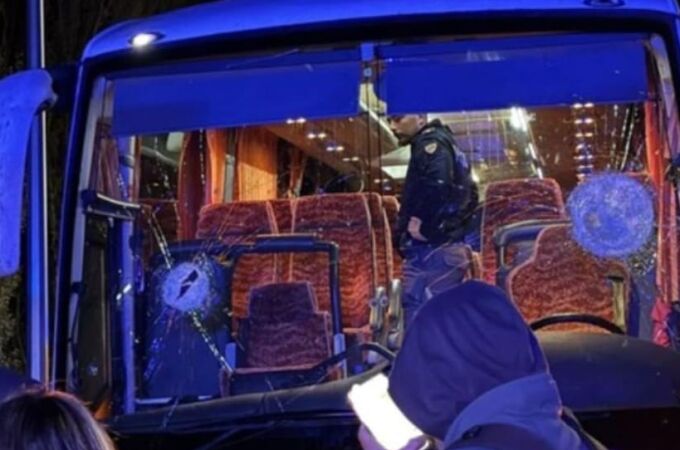 Apedrean un autobús de aficionados y matan al conductor 