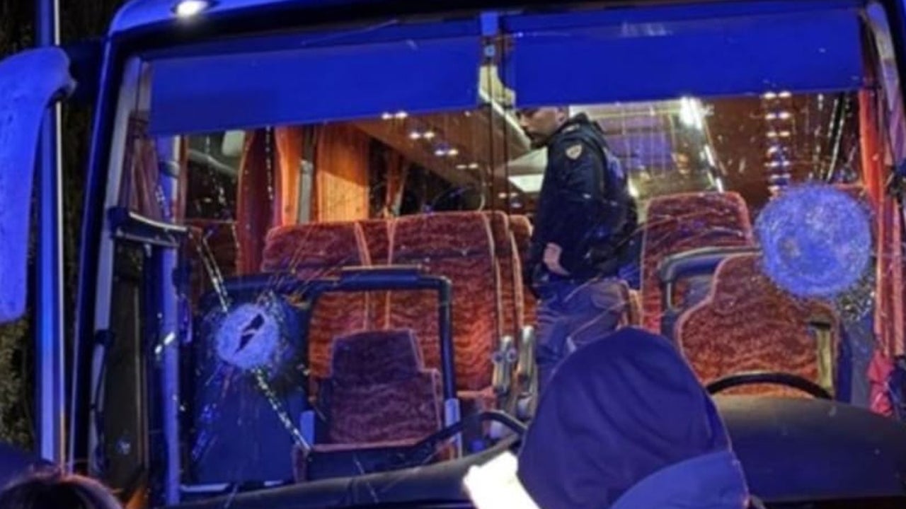 La tragedia que sacude al baloncesto: apedrean un autobús de aficionados y matan al conductor