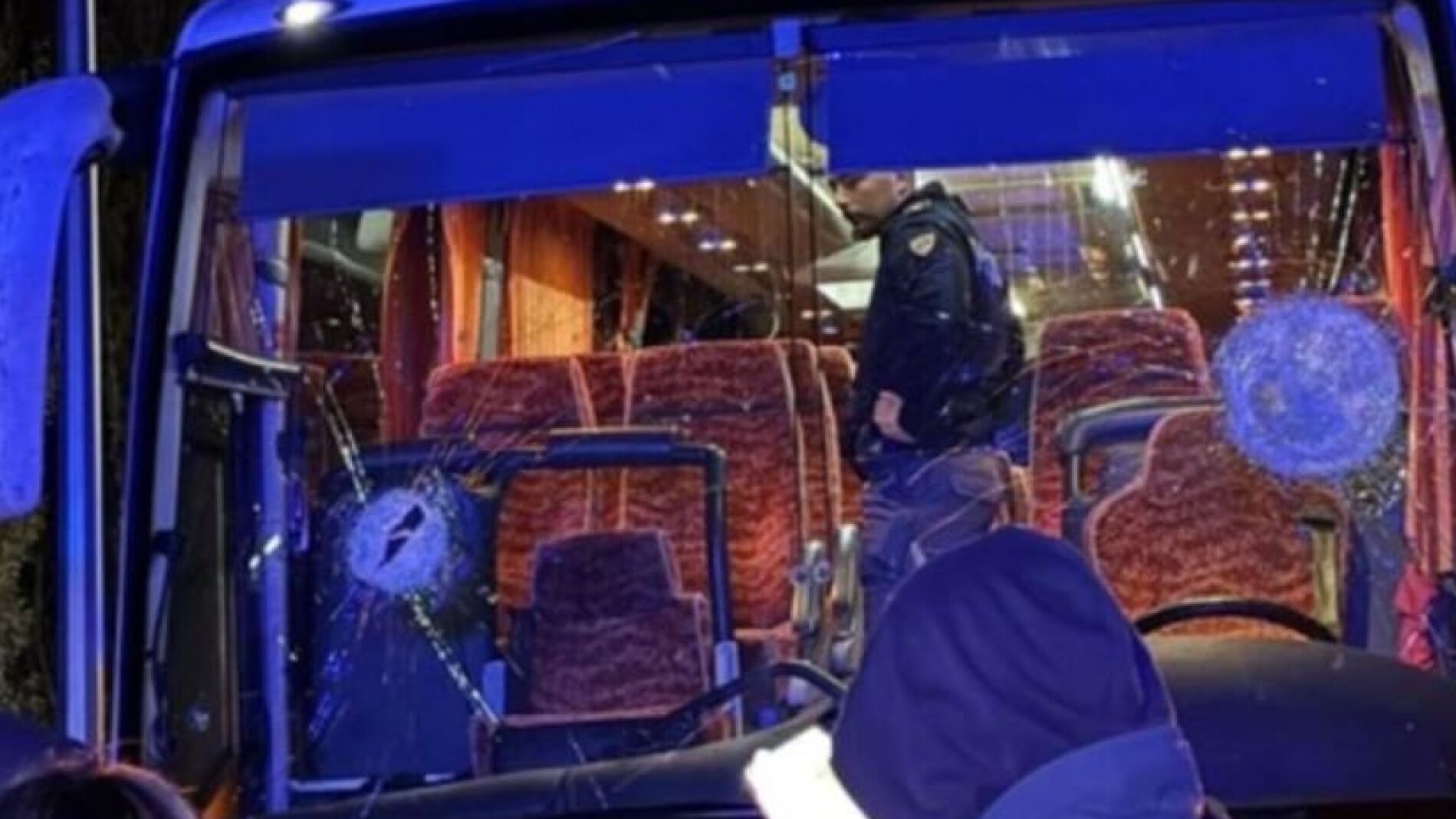 Apedrean un autobús de aficionados y matan al conductor