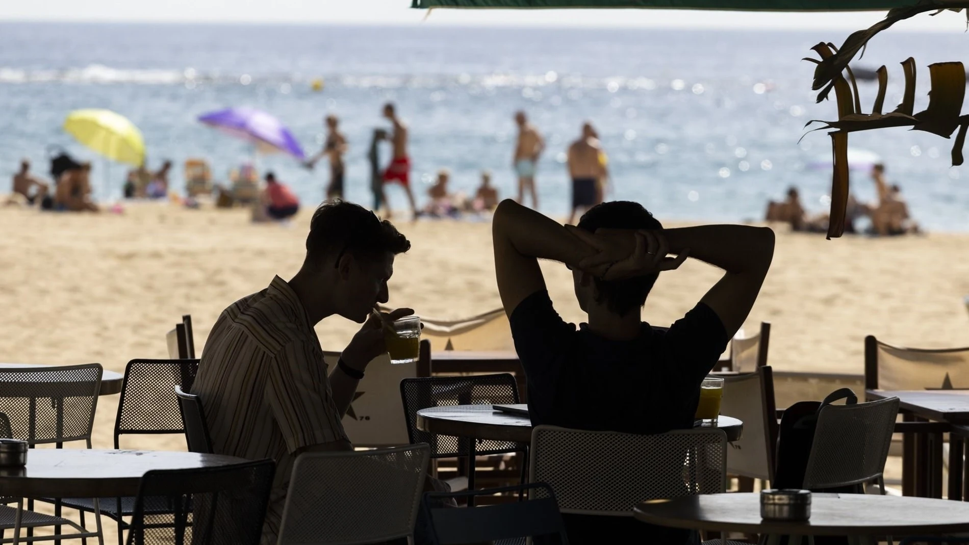 Dos personas sentadas en un chiringuito de playa en Barcelona. REMITIDA / HANDOUT por AYUNTAMIENTO DE BARCELONA Fotografía remitida a medios de comunicación exclusivamente para ilustrar la noticia a la que hace referencia la imagen, y citando la procedencia de la imagen en la firma 20/10/2025