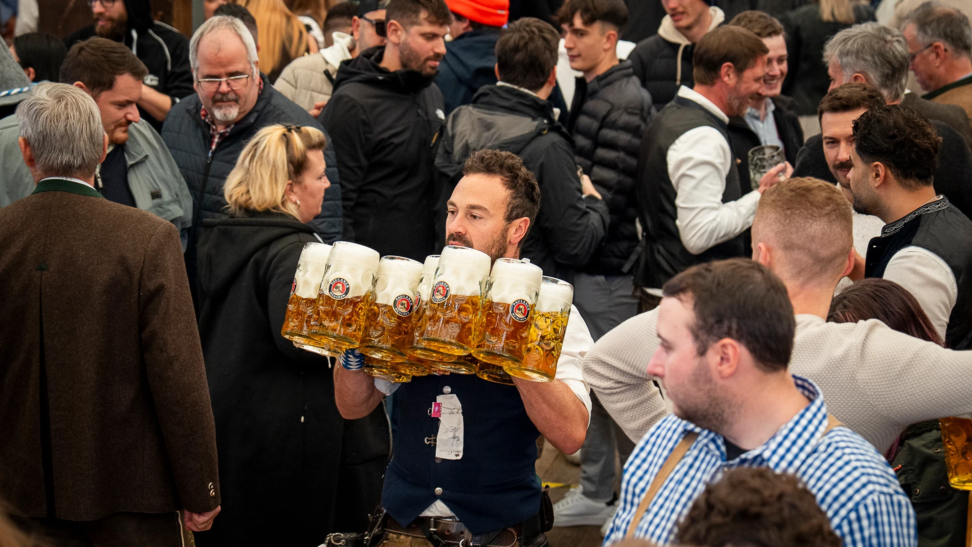Los camareros del Oktoberfest son capaces de llevar hasta 12 jarras de cerveza al mismo tiempo