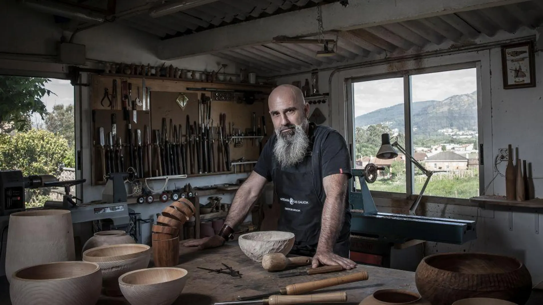 Así son las candidaturas gallegas que optan al Premio Nacional de Artesanía: madera sostenible, boinas escultóricas y vajillas para la alta cocina
