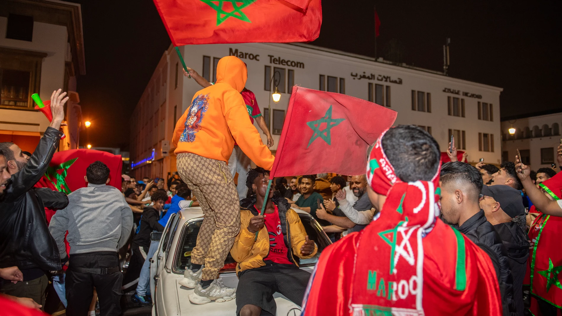 RABAT (Morocco), 20/10/2025.- Fans celebrate Morocco's win over Argentina in the FIFA U-20 World Cup Chile 2025 final soccer match, in Rabat, Morocco, 20 October 2025. Morocco became the first African and Arab nation to win a World Cup final. (Mundial de Fútbol, Marruecos) EFE/EPA/JALAL MORCHIDI