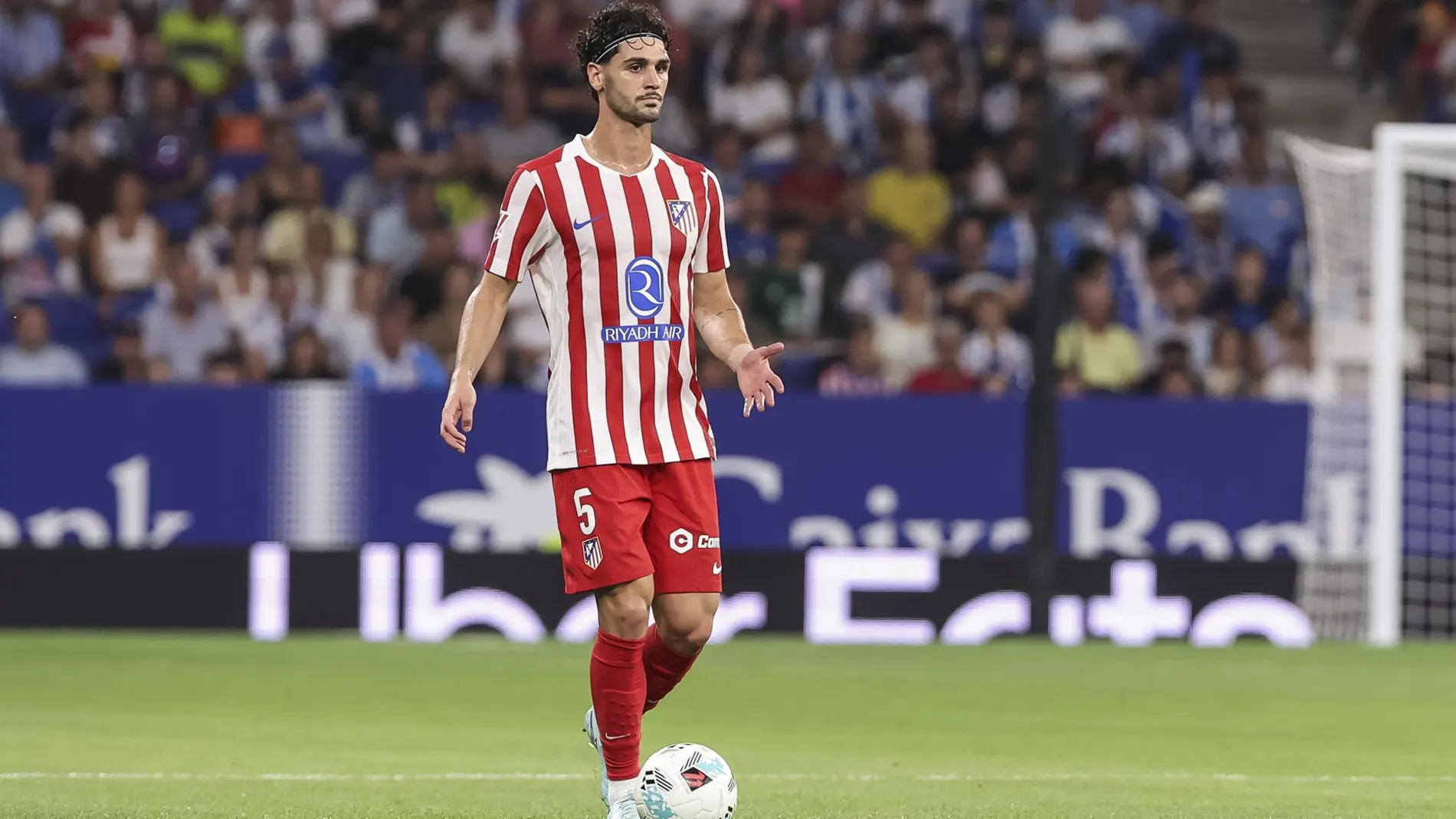 MADRID.-El centrocampista Johnny Cardoso, única baja en el Atlético de Madrid para su visita al Arsenal