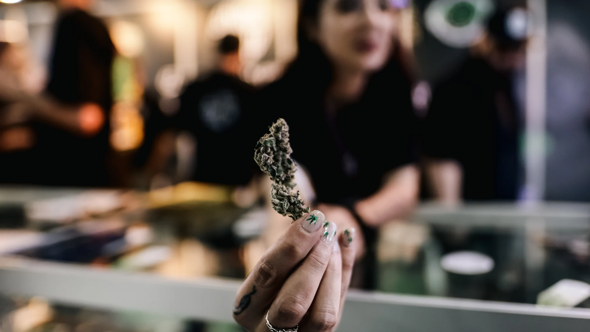 FOTODELDÍA AME9783. BUENOS AIRES (ARGENTINA), 19/10/2025.- Una mujer sostiene una hoja de cannabis este domingo, durante una nueva edición de Expo Cannabis en Buenos Aires (Argentina). EFE/ Juan Ignacio Roncoroni