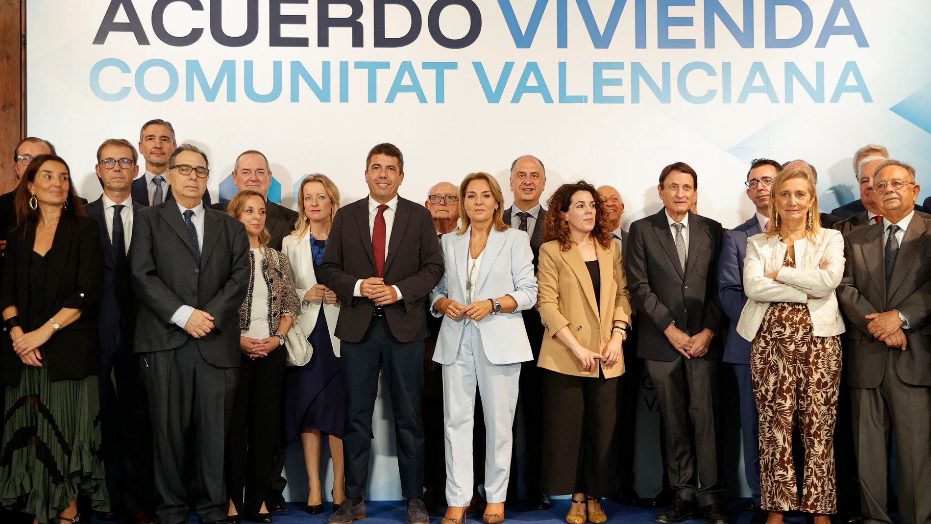 GRAFCVA015. VALÈNCIA, 22/10/2025.- El president de la Generalitat, Carlos Mazón, asiste a la presentación y firma del Acuerdo por la Vivienda de la Comunitat Valenciana. En la imagen Mazón, junto a la vicepresidenta, Susana Camarero (centro), posan junto a los firmantes del acuerdo. EFE/Manuel Bruque