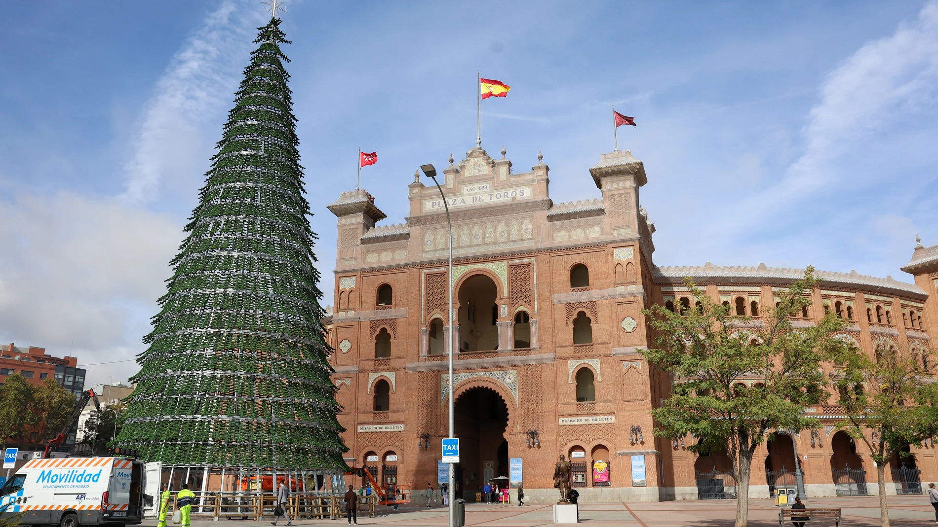 Árbol de Navidad instalado en Ventas, a 22 de octubre de 2025, en Madrid